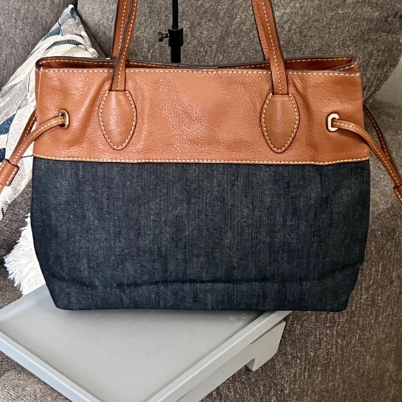 EUC Michael Kors Denim and leather shoulder bag!
Size- 14x11x6 - Picture 11 of 11